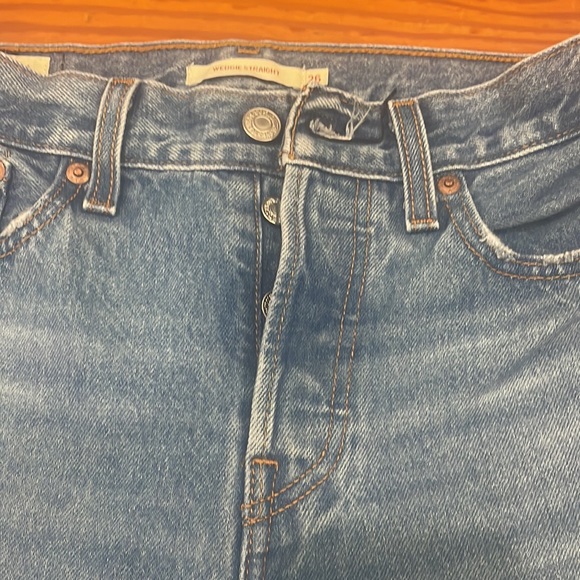 Levi’s wedgie straight. High waisted straight leg. Cropped. Like new condition. - Picture 3 of 8